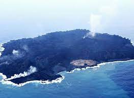 俯瞰小笠原群岛西之岛nishinoshima 因海底火山喷发而形成的新岛已经与西之岛相连接 水蒸汽从岛屿外围喷出 日本japan 自去年11月发现这个直径约200米的新岛以来 其面积已扩大为原先的185倍 加上西之岛的部分 新岛整体面积已达1 89平方公里 摄影师 koichi