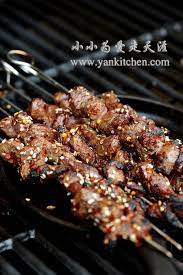 烤羊肉串大块羊腿肉1个洋葱1 2杯孜然辣椒碎白芝麻盐色拉油做法 洋葱切碎 越碎越好 加水泡半个小时 羊腿肉切成小块 加2到3大勺泡洋葱的水 抓匀 密封好 腌至少2个小时 腌好的羊肉 加点盐和油 抓一下 串成串 因为怕烤的时候加盐不 food lab recipes food