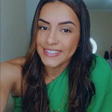 Troca o disco por favor, foi um lance e não amor, pena que tu se apegou e  na curva tu rodou, que papo de namorar, eu até fico contigo.. Aliança não é