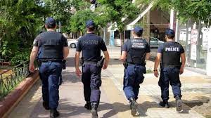 Φαίνεται να έχουμε φωτιά στην πύλη του συγκροτήματος, αν μας ακούει η αστυνομία ας κάνει κάτι» είπε ο κ. 6gmp1dmlcsdz0m