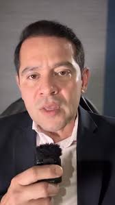 Desde Miami, el activista y líder venezolano Ernesto Ackerman comenta sobre  los bombardeos de la madrugada del sábado en Venezuela y la crisis del  régimen chavista de Nicolás Maduro