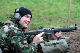 Überschattet wird das schwingfest von einer verletzung von carlo gwerder. Kilian Wenger Beim Schiessen Mit Sturmgewehr 90 Stgw 90
