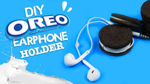 The diy headphone holder is easy to make if you have a creative mind, raw material, and a will to do some adventure while preparing a nice one at home.without any further ado, let's have a bird's eye view of some features of this headphone hanger. Say Goodbye To A Tangled Life 13 Diy Earphone Holders