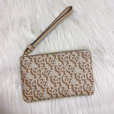 Coach Corner Zip Wristlet With Coach Monogram Print in Chalk  手挽包手拿包散子包卡片包卡包, 名牌, 手袋及銀包- Carousell