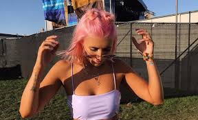From styling an edgy pixie to braiding a micro fishtail, here are 10 simple yet stylish hairstyles for short hair. 39 Festival Hairstyles For 2019 Easy Fun Festival Hair Trends