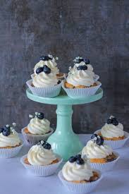 Blaubeer Cupcakes Mit Buttercreme Blueberry Cupcakes With Buttercream Frosting City Cupcakes Kuchenglasur Kleiner Kuchen Cupcakes