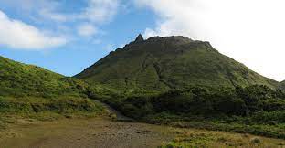 Der er omkring 1900 vulkaner på land og på øer, men der er mange flere undervands vulkaner. Volcan De La Soufriere 1467 M Wanderung Auf Basse Terre Von Guadeloupe