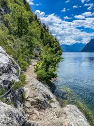 Der miesweg ist ein wunderschöner kurzer steig bei gmunden, der sich an der felswand am fuß des traunsteins knapp über der wasseroberfläche des traunsees entlangzieht. Miesweg Wunderschone Wanderung Direkt Am Traunsee Globusherz