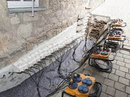 Dringt hier feuchtigkeit ein, können sie mit sperrbeton nachrüsten. Bautrocknung Feuchte Wande Trockenlegen Bauen De