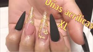 A través de nuestra tienda de productos para uñas de acrilico puedes adquirir el color negro. Unas Acrilicas Negras En Matte Decoradas Con Hoja De Oro Youtube