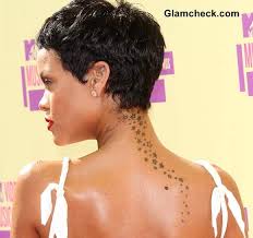 Rihannas stars tattoo on her neck is a string of stars running down to her back and was done in 2 parts by 2 different tattoo artists. Rihanna S Trailing Stars Neck And Back Tattoo