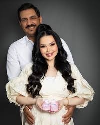 رُزقت الفنانة الأردنية ديانا_كرزون بمولودتها الأولى من زوجها المذيع معاذ العمري. Flgr7ssdrbe 1m