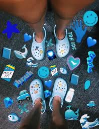 Aesthetic Black Crocs With Charms Pin By Emma Michelle On Of You And Crockin You Aint Rockin Crocs Fashion Blue Crocs Crocs Shoes