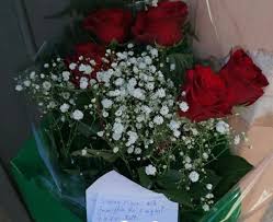Mazzo di rose rosse a gambo lungo. Sparatoria Di Trieste Rose Rosse Davanti Al Commissariato Di Sora Laprovinciaquotidiano It News H24 E Notizie Di Approfondimento
