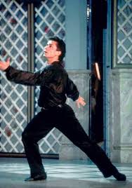 Formatosi alla scuola di ballo del teatro dell'opera di roma, a partire dagli anni ottanta vede crescere la sua popolarità grazie ad alcune performance sul piccolo schermo e in prestigiose compagnie internazionali, su tutte la london festival. Ioacqua Sapone It Intervista Raffaele Paganini