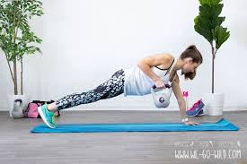 Die 12 Besten Kugelhantel Ubungen Fur Anfangerinnen Mit Bildern Kettlebell Training Ubungen Hantel