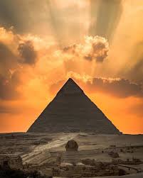 Belo Por Do Sol Na Piramide A Esfinge De Gize Com A Piramide De Quefren Ao Fundo No Planalto De Gize Margem Oeste Do Ri In 2020 Pyramids Of Giza Egypt Travel Egypt