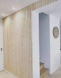 Realisation Decoration D Un Mur Blanc Avec Des Tasseaux De Bois Simple Et Efficace Habille Co Tasseau Bois Bardage Bois Interieur Mur En Lamelles De Bois