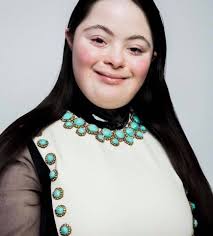 Atteinte du Syndrome de Down (Trisomie 21), la jeune anglaise de 18 ans,  Ellie Goldstein devient mannequin pour #Gucci ! Pour faire la promotion de  son nouveau mascara, la marque a décidé