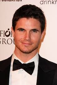 John Amell's Instagram, Twitter & Facebook