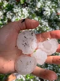 È successo tra parma e piacenza, sull'a1, dove il maltempo ha creato gravi disagi al traffico e l'autostrada è stata centinaia di auto con il parabrezza o la carrozzeria crivellata dalla grandine. Kxfhpuar9bt Rm