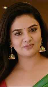 Sreemukhi Shocks Manu & His Friends