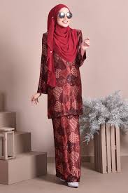 Baju kurung adalah pakaian tradisional wanita yang dipakai oleh rakyat malaysia, baju kurung textures of materials: Baju Kurung Batik Satin Silk Nasiha Scarlet Red Muslimahclothing Com