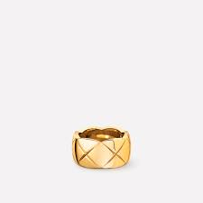 Luxuriously simple and naturally elegant. Bague Coco Crush Motif Matelasse Grand Modele Or Jaune 18 Carats J10574 Chanel