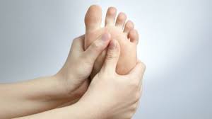 L'aponévrose plantaire est la partie du pied qui entre en contact avec le sol lorsque l'on marche pieds nus. Aponevrosite Plantaire Comment Soulager Cette Inflammation Du Fascia Plantaire Femme Actuelle Le Mag