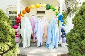 Halloween Deko Fur Draussen So Wird Ein Kurbisbogen Gebastelt In 2020 Halloween Deko Fur Draussen Halloween Deko Halloween Deko Garten