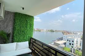 PREMIUM 3 BEDROOM WATERFRONT APARTMENT 📍located at Banana Island Road, Ikoyi. Price: 340k per night Caution; 150k Features: Lake view Daily house keeping Dstv Fast WiFi Netflix Food and drink service (paid)