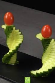 8 Schnitz Tricks Um Alle Am Tisch Zu Beeindrucken In 2020 Essen Dekorationen Essen Schnitzen Lebensmittel Essen