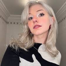 Kate Powell's Instagram, Twitter & Facebook