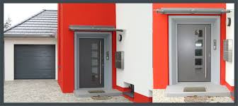 Die Graue Solide Hausture Mit Quadratischen Lichtausschnitten Vor Dem Roten Hintergrund Gibt Dem Mehrfamilienhaus Einen Mit Bildern Haus Familien Haus Roter Hintergrund