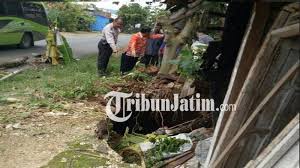 Wisata bahari lamongan alamat email angkutan about umum ke arah artikel dalam bahasa inggris asal usul cara cerita di tentang jawa contact wisata di kota lamongan menyuguhkan pemandangan laut dan keindahan pesisir pantai utara. Awas Bahu Jalan Menuju Wbl Lamongan Ambles Sedalam 3 5 Meter Tribun Jatim