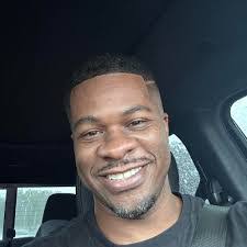 Kelly Dewall's Instagram, Twitter & Facebook