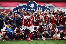 «лестер» победил «мю» и стал последним полуфиналистом кубка англии. Futbolisty Arsenala Slomali Kubok Anglii Vo Vremya Nagrazhdeniya