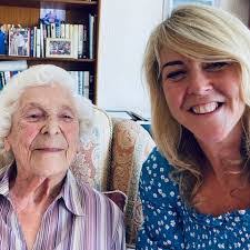 Linda Fairless's Instagram, Twitter & Facebook