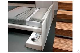 I cassetti sotto il letto sono pratici per i vestiti, i piumini extra e molto altro. Letto Con Comodini Integrati Imbottiti Ulise Toparredi