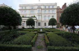 Inside Camilla S Favourite Room At Clarence House Photo Of Meeting With Dutch Princess Provides Fascinating Glimpse Of Duchess Of Cornwall S Private World Clarence House Royal Property Royal Residence