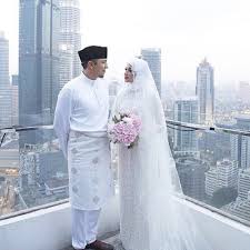 Biarpun keseruan foto itu terlihat sederhana, namun gambar tersebut dapat mengubah mood kita, dari yang mulanya cemberut dapat berubah ceria ketika melihatnya. Tips Memilih Gaun Pengantin Muslim Dari Desainer