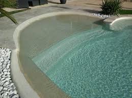 Une plage de piscine californienne est un aménagement qui prévoit une descente en pente douce vers l'eau. Piscine Avec Plage Immergee Construction Beton Projete Piscines Hdp
