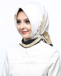 Hijab Esarp Panosundaki Pin
