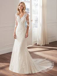 Figurbetontes Spitzenbesetztes Brautkleid Im Fit And Flare Stil Kleid Hochzeit Hochzeitskleider Spitze Kleider