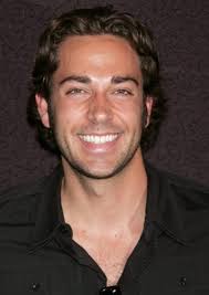 Állítólag Zachary Levi sokat kesereg azon, hogy nem ő lett a következő  Chris Evans vagy Dwayne Johnson, mivel "becsúszott" a Shazam! 2. és a DCEU  bukása