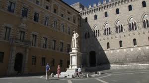 Il palazzo salimbeni è situato nell'omonima piazza salimbeni. Il Restauro Della Statua Di Sallustio Bandini In Piazza Salimbeni Youtube