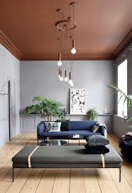 Salon Colore Plafond Marron Mur De Couleur Gris Parquet Bois Canape Bleu Divan Gris Table Basse Noire Decoration Interieure Deco Salon Decoration Salon Couleur