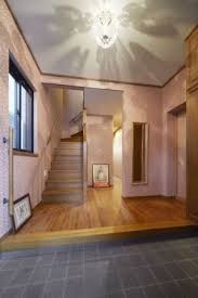 施工事例 玄関 ウィリアム モリス の壁紙とおしゃれな照明でエレガントな玄関 照明 おしゃれ 玄関 リフォーム ウィリアム モリス