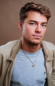 Marnie Evans's Instagram, Twitter & Facebook