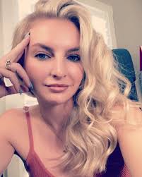 Mandy Hansen's Instagram, Twitter & Facebook